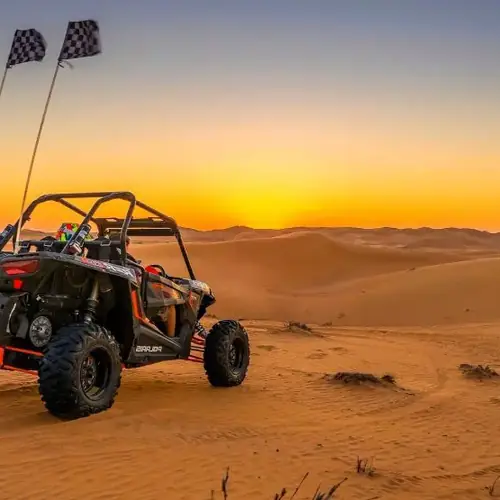 Buggy sobre la arena al atardecer