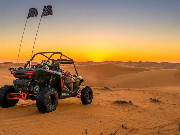 Buggy Polaris sobre la arena al atardecer cerca de Merzouga