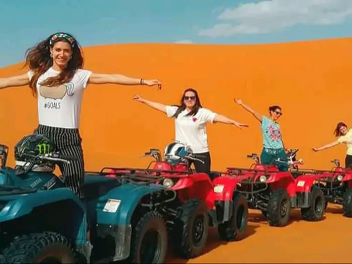 Grupo de amigas en quads rojos cerca de Merzouga