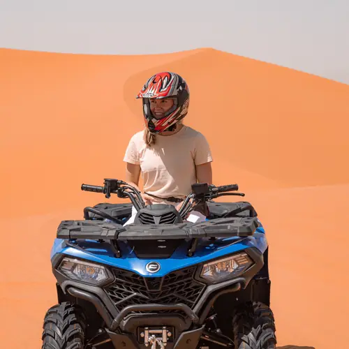 Conductora en un quad azul en el desierto de Merzouga
