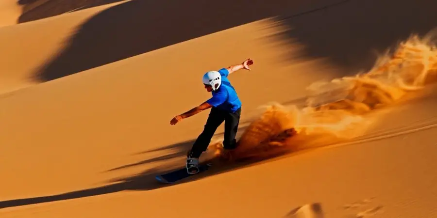 Sandboard en una duna dorada del Erg Chebbi